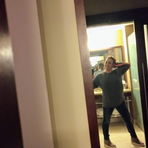 Meet your Posher, Debbie - Picture 3 of 5